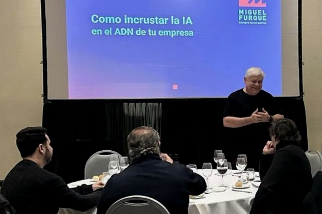 Miguel Furque dictando un encuentro sobre inteligencia artificial aplicada a la empresa, frente a una pantalla con la presentación.